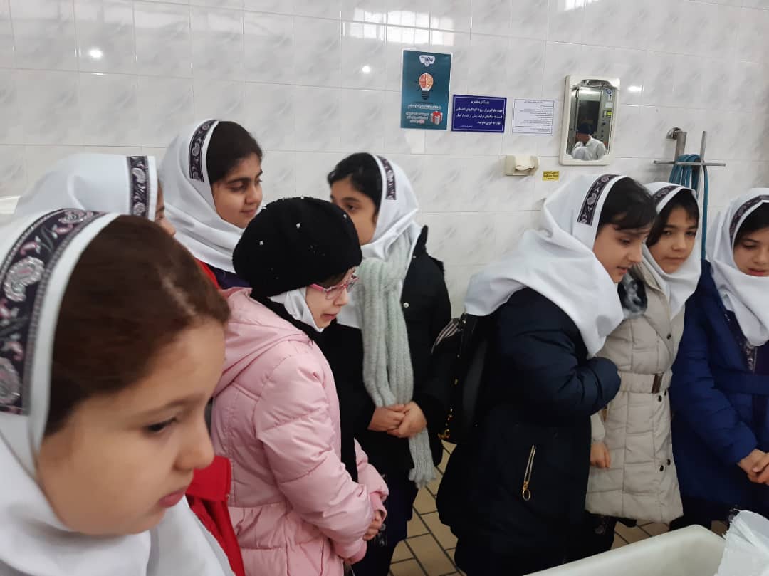 بازديد دانش آموزان پایه چهارم دبستان باران اندیشه از كارخانه توليد شير پگاه گيلان